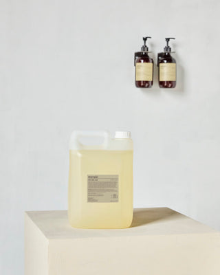 Haar & douchezeep refill Northern Dawn 5 liter van Meraki, toegepast in een rustige badkameromgeving