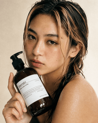 Hand & body lotion Pure Basic - 490 ml van Meraki, toegepast in een rustige badkameromgeving