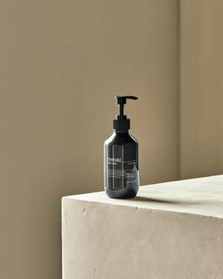 Hand lotion Deep valley 275 ml van Meraki, toegepast in een rustige badkameromgeving