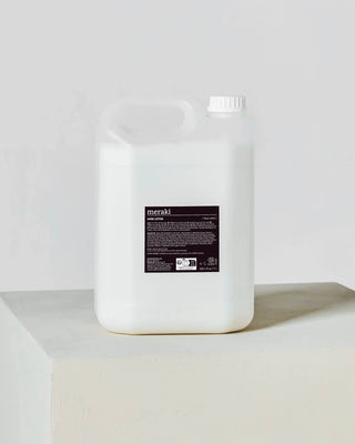 Hand lotion Deep valley – 5L van Meraki, toegepast in een rustige badkameromgeving
