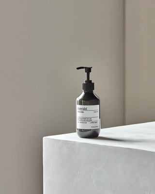 Hand lotion Silky mist 275 ml van Meraki, toegepast in een rustige badkameromgeving