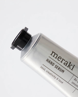 Hand serum 50ml van Meraki, aan de achterzijde met afwerking zichtbaar