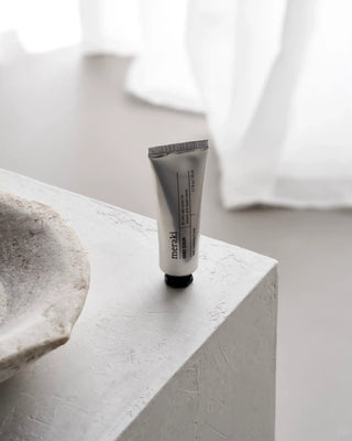 Hand serum 50ml van Meraki, toegepast in een rustige badkameromgeving