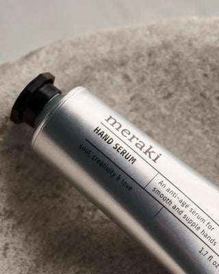 Hand serum 50ml van Meraki, in een gestileerde detailopstelling