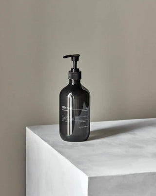Hand soap Deep valley 490 ml van Meraki, toegepast in een rustige badkameromgeving