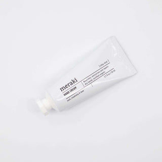 Detail van de witte tube Meraki Silky Mist handcrème, 50 ml
