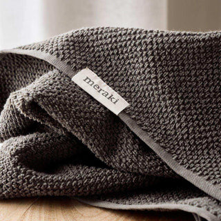 Handdoek Solid groen 50x100cm - 2 stuks van Meraki, van dichtbij met etiket en productstructuur zichtbaar