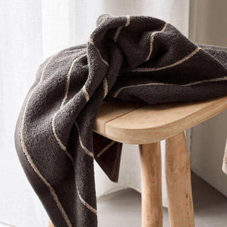 Handdoek Stripe groen 50x100cm - 2 stuks van Meraki, toegepast in een rustige badkameromgeving