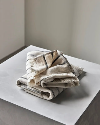 Handdoek True Gebroken wit Zwart 100x50cm - 2 stuks van Meraki, toegepast in een rustige badkameromgeving