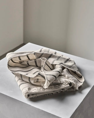 Handdoek True Gebroken wit Zwart 140x70 cm van Meraki, toegepast in een rustige badkameromgeving