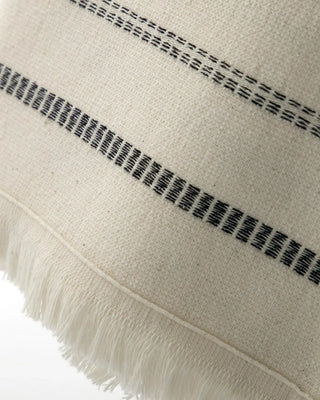 Handdoek True Gebroken wit Zwart 140x70 cm van Meraki, in een gestileerde detailopstelling