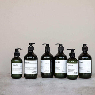 Meraki Linen Dew verzorgingslijn met handzeep, bodywash en shampoo in donkergroene flessen