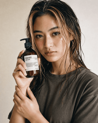 Handlotion Pure Basic - 275ml van Meraki, toegepast in een rustige badkameromgeving
