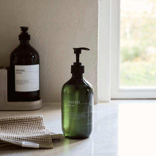 Handzeep Anti-odour 490ml van Meraki, in een rustige badkamer- of interieursetting