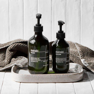 Handzeep Cotton Haze 490ml van Meraki, toegepast in een rustige badkameromgeving