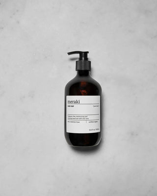Handzeep Pure Basic - 490 ml van Meraki, toegepast in een rustige badkameromgeving, vanuit een tweede beeldhoek