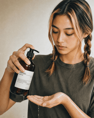 Handzeep Pure Basic - 490 ml van Meraki, toegepast in een rustige badkameromgeving