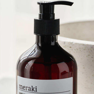 Handzeep Pure Basic 490ml van Meraki, van dichtbij met etiket en productstructuur zichtbaar