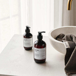 Handzeep Pure Basic 490ml van Meraki, toegepast in een rustige badkameromgeving