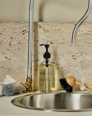 Handzeep Winter Whisp – 490 ml van Meraki, toegepast in een rustige badkameromgeving