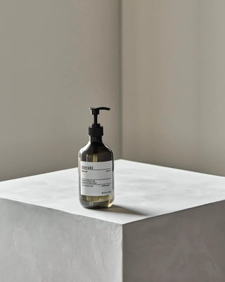 Hanzeep Silky mist 490ml van Meraki, toegepast in een rustige badkameromgeving