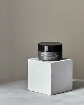Houtskool bodyscrub Deep valley 200 ml van Meraki, toegepast in een rustige badkameromgeving