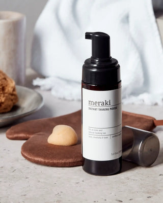 Instant bruiningsmousse 150ml van Meraki, toegepast in een rustige badkameromgeving