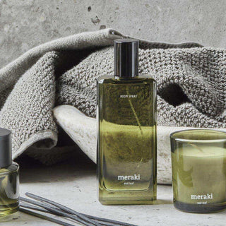 Kamerspray Oud Leaf - 100ml van Meraki, toegepast in een rustige badkameromgeving