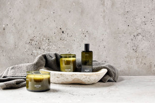 Kamerspray Oud Leaf - 100ml van Meraki, in een gestileerde detailopstelling