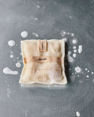 Katoenen washandje lemongrass 140g van Meraki, toegepast in een rustige badkameromgeving