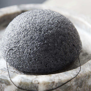 Konjac spons zwart van Meraki, van dichtbij met materiaal en textuur zichtbaar