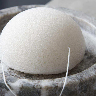 Konjac sponzen trio van Meraki, met stof en structuur van dichtbij zichtbaar