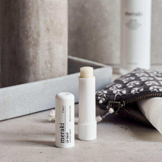 Lippenbalsem lime biologisch van Meraki, toegepast in een rustige badkameromgeving