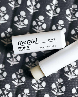 Lippenbalsem lime biologisch van Meraki, in een gestileerde detailopstelling