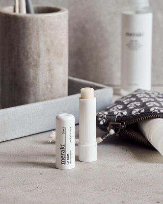 Lippenbalsem lime biologisch van Meraki, toegepast in een sfeervolle interieursetting