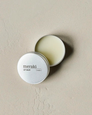 Lippenbalsem Matte 20ml van Meraki, toegepast in een rustige badkameromgeving