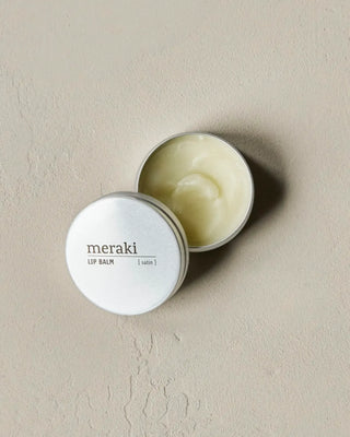 Lippenbalsem Satin 20ml van Meraki, toegepast in een rustige badkameromgeving