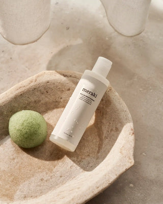 Micellar makeup remover 195ml van Meraki, toegepast in een rustige badkameromgeving