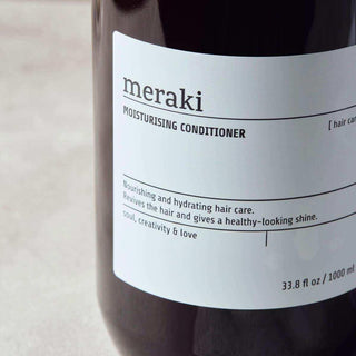 Close-up van het etiket op de Meraki Moisturising Conditioner met inhoud van 1000 ml