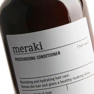 Close-up van het etiket op de flacon Meraki Moisturising Conditioner