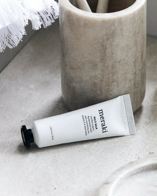 Multi balm Meraki 30ml van Meraki, toegepast in een rustige badkameromgeving