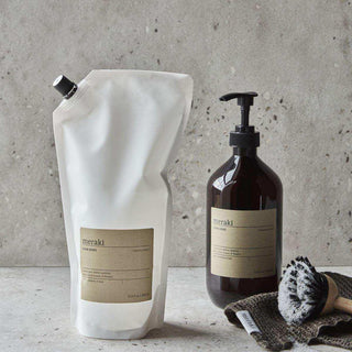 Navulling afwasmiddel Blossom 1 liter van Meraki, toegepast in een rustige badkameromgeving