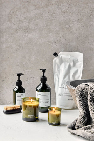 Navulling handzeep Linen dew 1 liter van Meraki, met stof en structuur van dichtbij zichtbaar