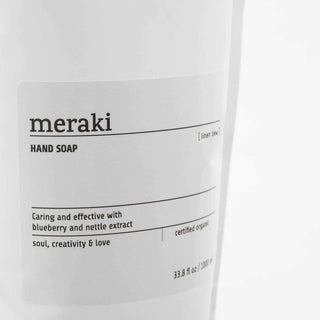 Navulling handzeep Linen dew 1 liter van Meraki, tijdens gebruik in de badkamer of keuken