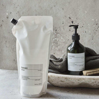 Navulling handzeep Linen dew 1 liter van Meraki, toegepast in een rustige badkameromgeving