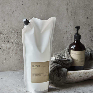 Navulling handzeep Northern Dawn 1 liter van Meraki, toegepast in een sfeervolle interieursetting