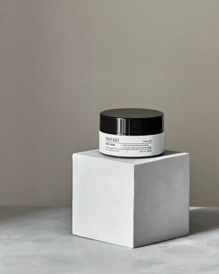Olijf bodyscrub Silky mist 200 ml van Meraki, toegepast in een rustige badkameromgeving