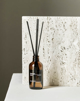 Reed Diffuser Floral Shade 120 ml van Meraki, toegepast in een sfeervolle interieursetting