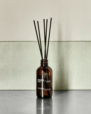 Reed Diffuser Nordic Pine – 120 ml van Meraki, toegepast in een rustige badkameromgeving, vanuit een tweede beeldhoek