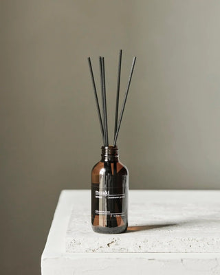 Reed Diffuser Scandinavian Garden – 120 ml van Meraki, toegepast in een rustige badkameromgeving, vanuit een tweede beeldhoek
